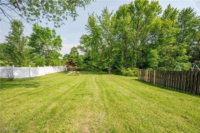 595 Elm St, Struthers, OH 44471 - view of yard