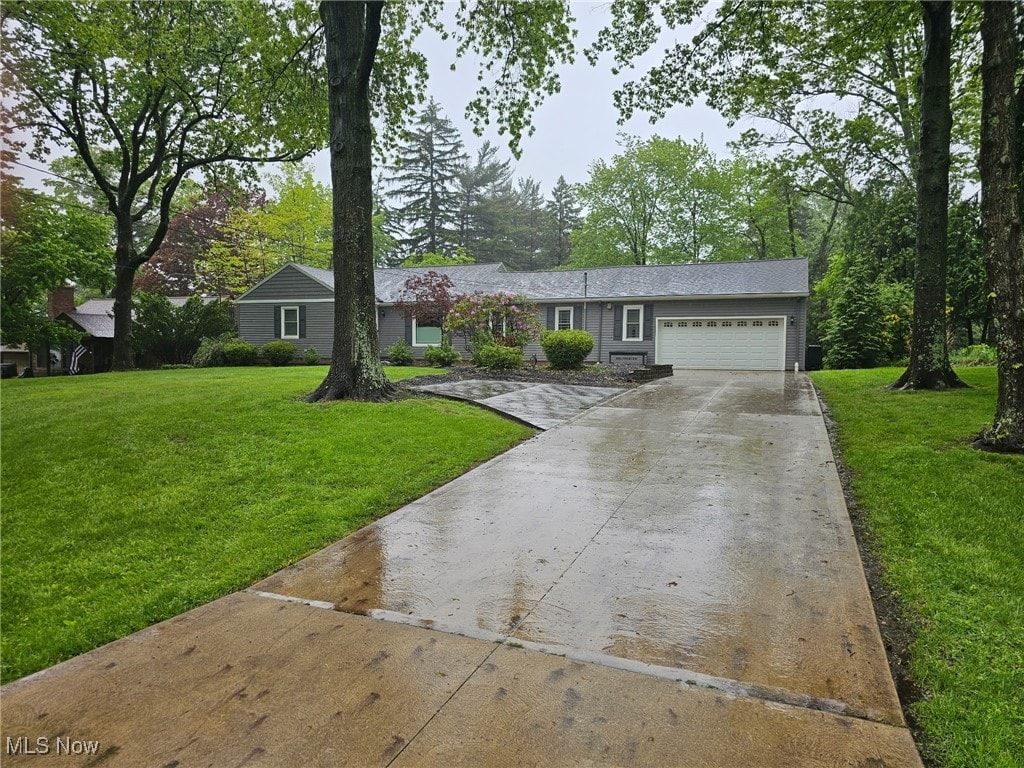 7975 Richard Rd, Broadview Heights, OH 44147 - ranch-style home featuring an attached garage, driveway, and a front lawn