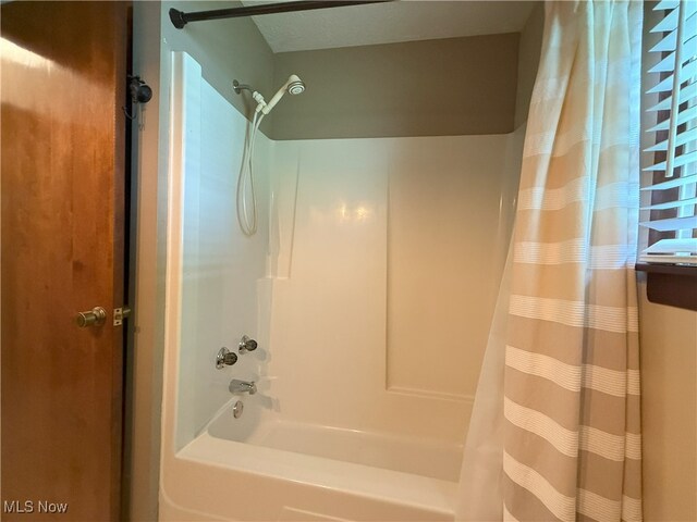 4901 Kings Creek Rd, Weirton, WV 26062 - full bath featuring shower / tub combo with curtain