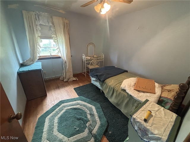 223 Sunset Ct, Columbiana, OH 44408 - bedroom with wood finished floors and a ceiling fan