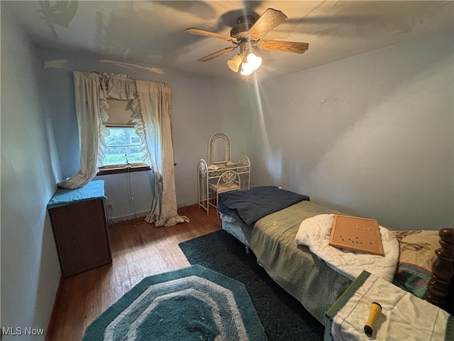 223 Sunset Ct, Columbiana, OH 44408 - bedroom featuring wood finished floors and ceiling fan
