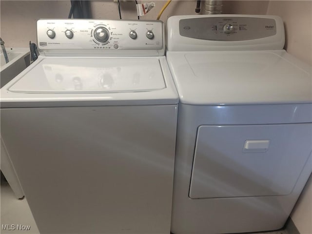 5752 Van Wert Ave, Brook Park, OH 44142 - laundry room with washing machine and dryer