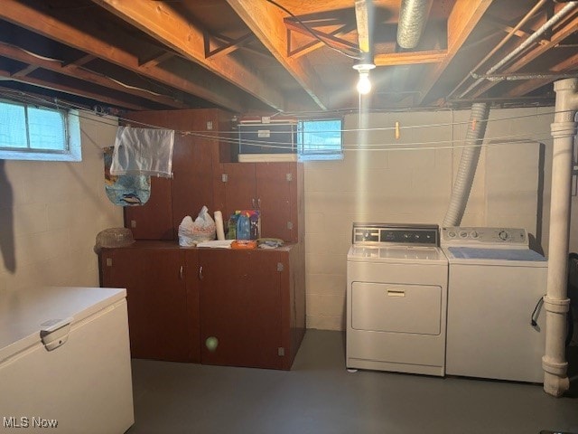 1527 Difford, Niles, OH 44446 - laundry room featuring independent washer and dryer