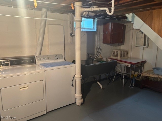 1527 Difford, Niles, OH 44446 - laundry room with washing machine and clothes dryer
