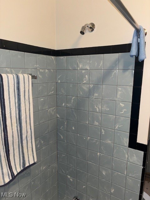 1527 Difford, Niles, OH 44446 - full bath featuring a tile shower