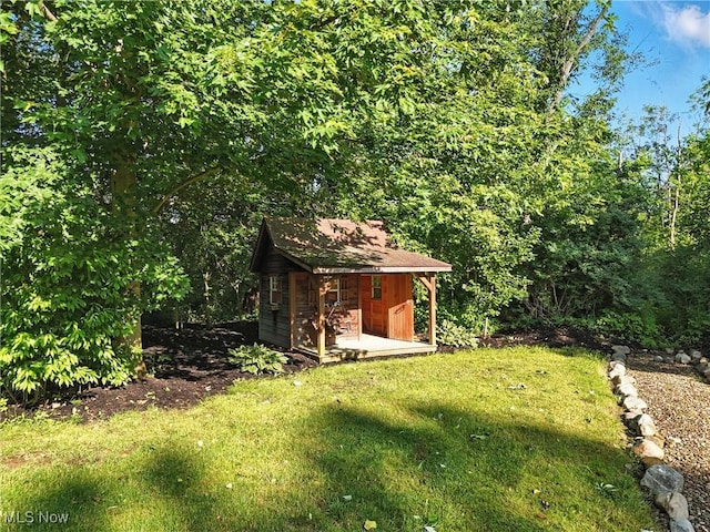 8025 Wadsworth Rd, Wadsworth, OH 44281 - view of green lawn featuring an outdoor structure