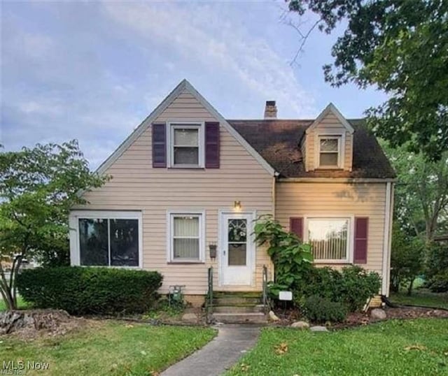 629 Willard Ave SE, Warren, OH 44483 - view of front facade with a chimney, a front yard, and entry steps