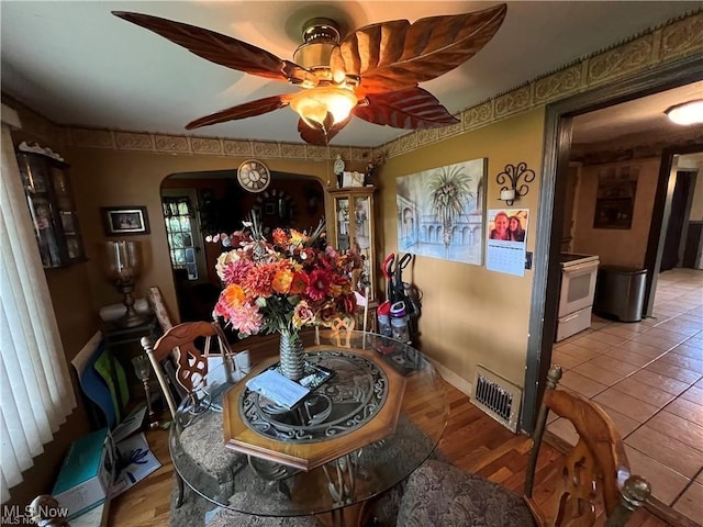 629 Willard Ave SE, Warren, OH 44483 - dining space featuring arched walkways and a ceiling fan