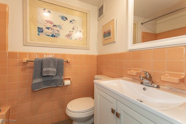 13800 Fairhill Rd Unit 206, Shaker Heights, OH 44120 - bathroom featuring tile walls, vanity, and a wainscoted wall