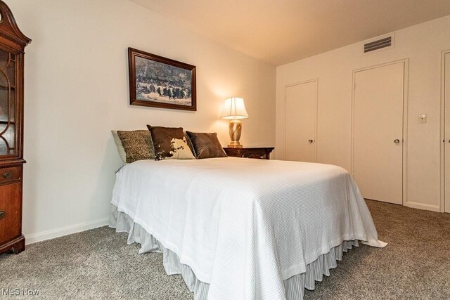 13800 Fairhill Rd Unit 206, Shaker Heights, OH 44120 - carpeted bedroom featuring baseboards
