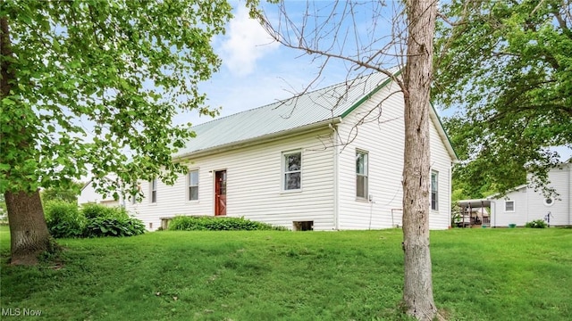 215 S Market St, Somerset, OH 43783 - view of front of home with a front lawn
