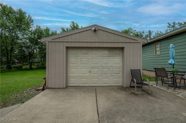 1432 Maxwell Ave NW, Warren, OH 44485 - detached garage with driveway