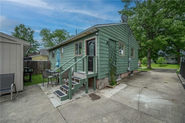 1432 Maxwell Ave NW, Warren, OH 44485 - rear view of property with a patio area