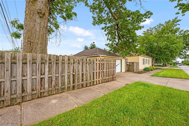 907 Hillsdale Ave, Parma, OH 44134 - view of yard featuring a garage and an outbuilding