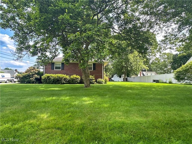 344 17th St NW, Barberton, OH 44203 - view of yard