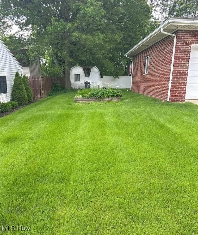 344 17th St NW, Barberton, OH 44203 - view of yard featuring a storage unit and a garage