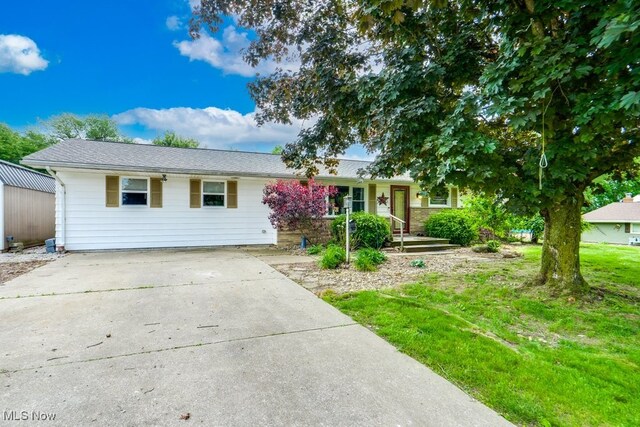 1260 Pleasant Ridge St SE, Minerva, OH 44657 - ranch-style house featuring driveway and a front lawn