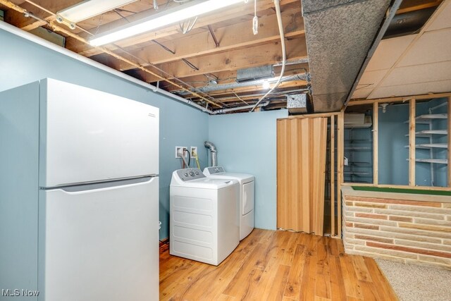 1260 Pleasant Ridge St SE, Minerva, OH 44657 - laundry room featuring independent washer and dryer and hardwood / wood-style flooring