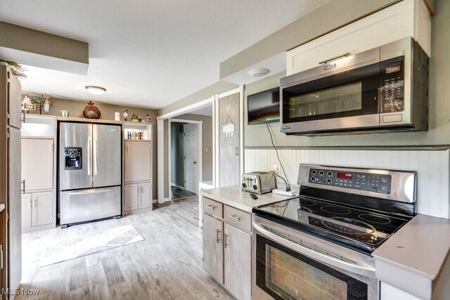 1260 Pleasant Ridge St SE, Minerva, OH 44657 - kitchen featuring appliances with stainless steel finishes, light wood-type flooring, and light countertops