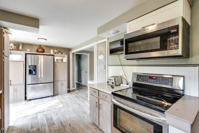 1260 Pleasant Ridge St SE, Minerva, OH 44657 - kitchen featuring appliances with stainless steel finishes, light wood-style flooring, and light countertops