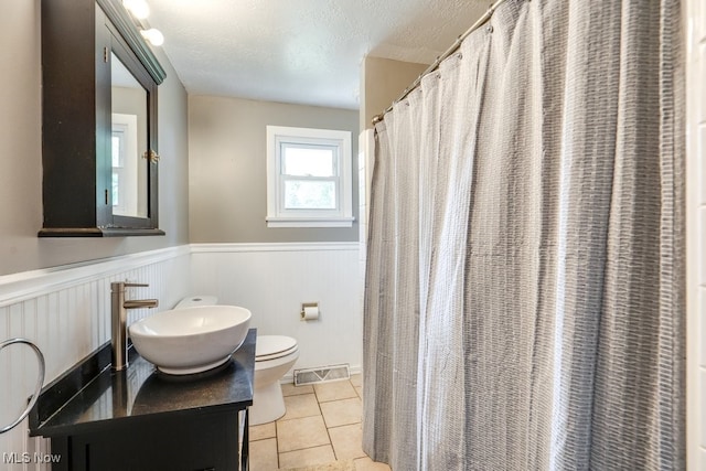 1260 Pleasant Ridge St SE, Minerva, OH 44657 - full bath with a wainscoted wall, vanity, tile patterned flooring, a textured ceiling, and curtained shower