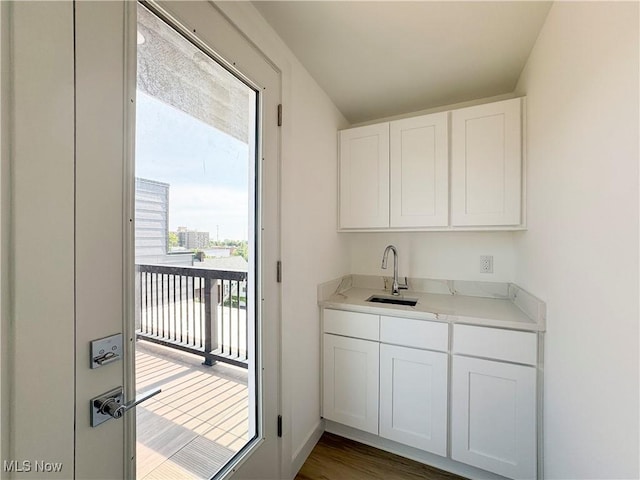 1369 W 74th St, Cleveland, OH 44102 - indoor wet bar with dark wood-style flooring