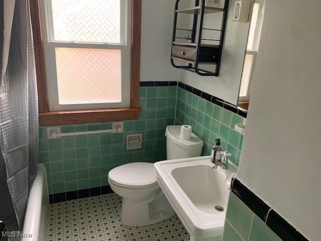 1543 Genesee Rd, South Euclid, OH 44121 - full bath featuring tile walls and wainscoting
