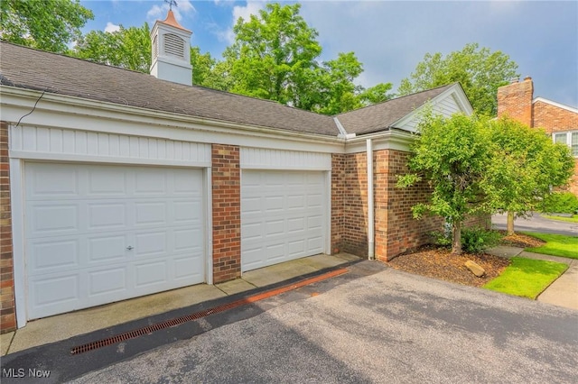34112 Chagrin Blvd Unit 7106, Moreland Hills, OH 44022 - garage featuring asphalt driveway