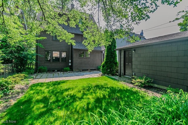 3336 Daleford Rd, Shaker Heights, OH 44120 - view of grassy yard featuring a patio