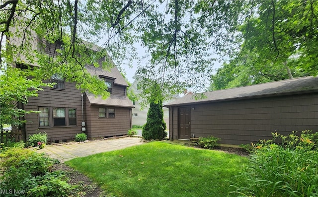 3336 Daleford Rd, Shaker Heights, OH 44120 - view of grassy yard featuring a patio