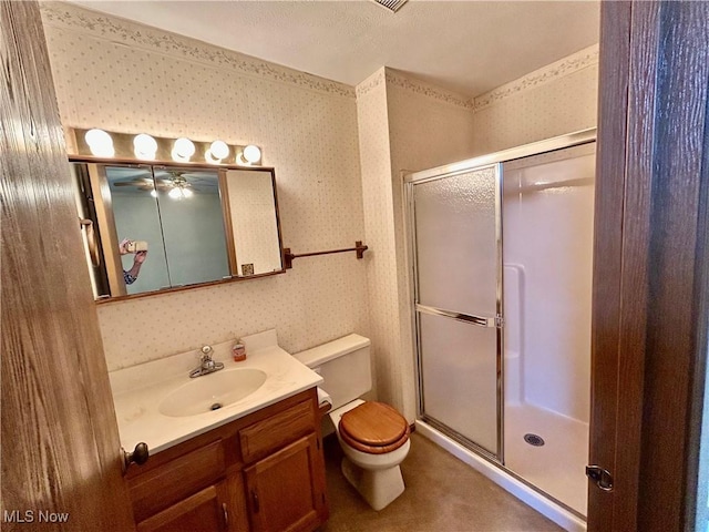 930 Pearson Cir Unit 4, Youngstown, OH 44512 - full bath with wallpapered walls, a shower stall, vanity, and ceiling fan