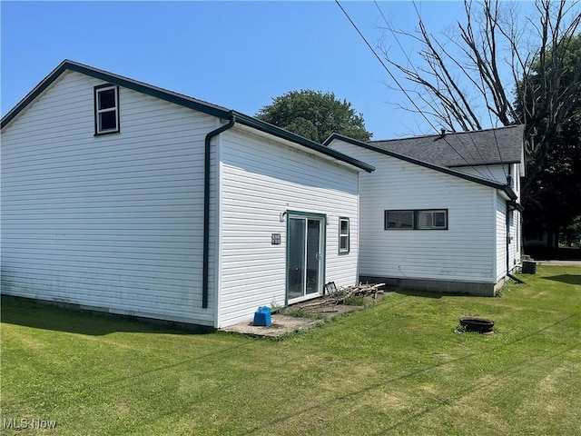 320 E Union Ave, West Lafayette, OH 43845 - back of property with a yard
