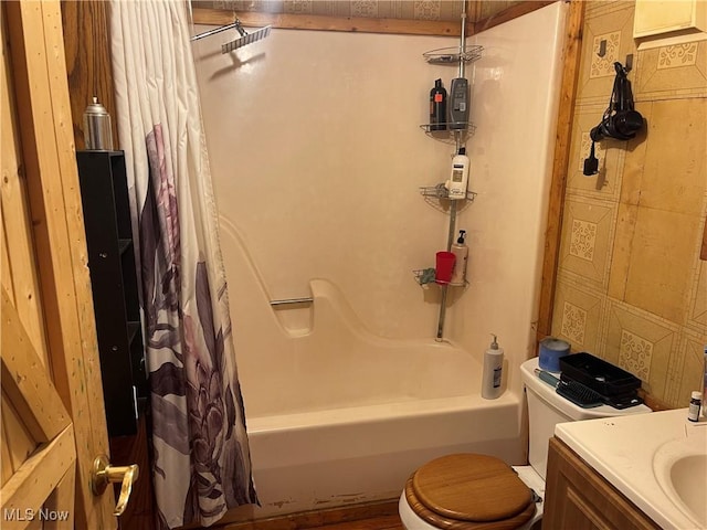320 E Union Ave, West Lafayette, OH 43845 - full bath featuring vanity and shower / bath combo with shower curtain