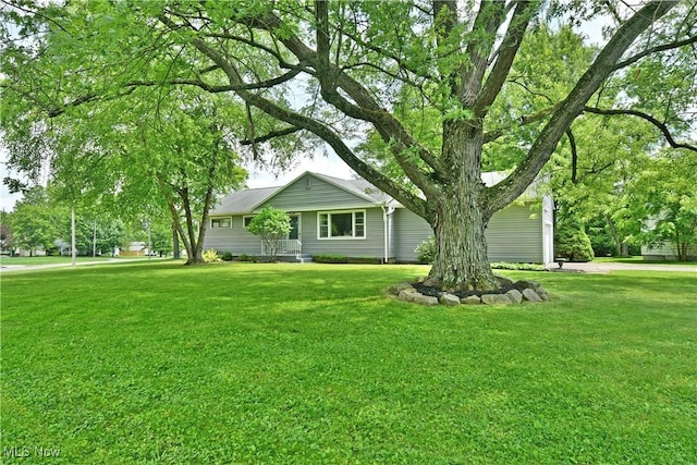 2803 Brunswick Rd, Youngstown, OH 44511 - view of front facade featuring a front yard