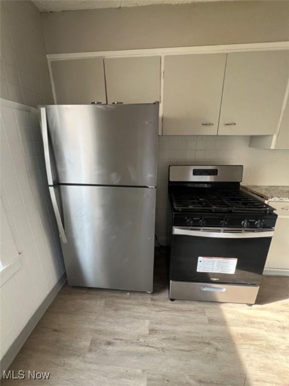 836 E 236th St, Euclid, OH 44123 - kitchen featuring stainless steel appliances, light wood-type flooring, light countertops, and tasteful backsplash