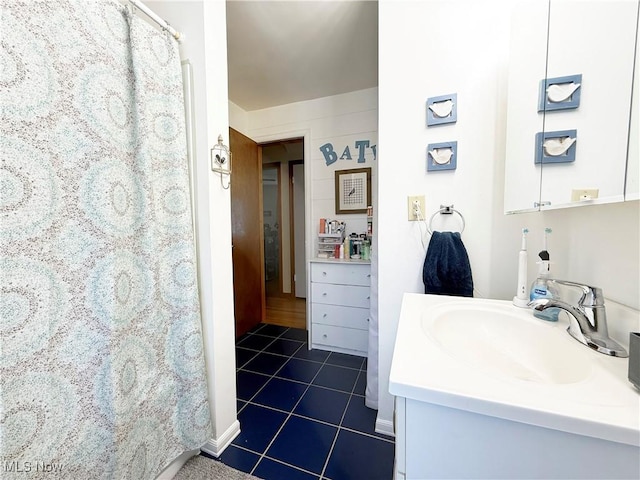 3522 Oakdale Ave, Lorain, OH 44055 - bathroom featuring tile patterned floors, vanity, and curtained shower