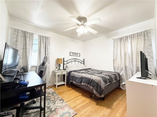 3522 Oakdale Ave, Lorain, OH 44055 - bedroom with light wood-style flooring, a desk, and ceiling fan