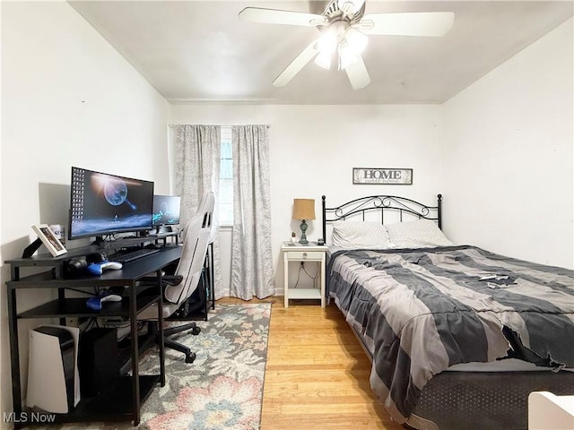 3522 Oakdale Ave, Lorain, OH 44055 - bedroom with light wood finished floors, a desk, and ceiling fan