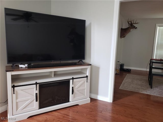 1310 Oxbow Rd, Belpre, OH 45714 - detailed view of wood finished floors and ceiling fan