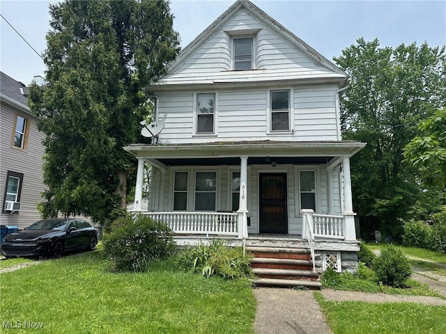 816 W 22nd St, Lorain, OH 44052 - american foursquare style home with covered porch and a front yard