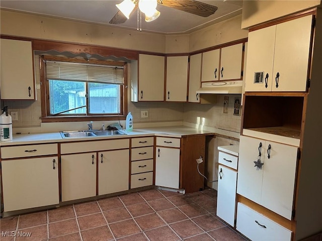 816 W 22nd St, Lorain, OH 44052 - kitchen featuring under cabinet range hood, tasteful backsplash, ceiling fan, and light countertops