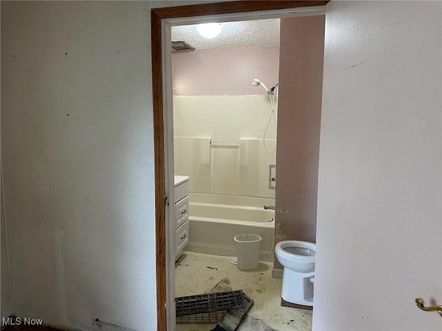 816 W 22nd St, Lorain, OH 44052 - bathroom featuring washtub / shower combination, vanity, and a textured ceiling