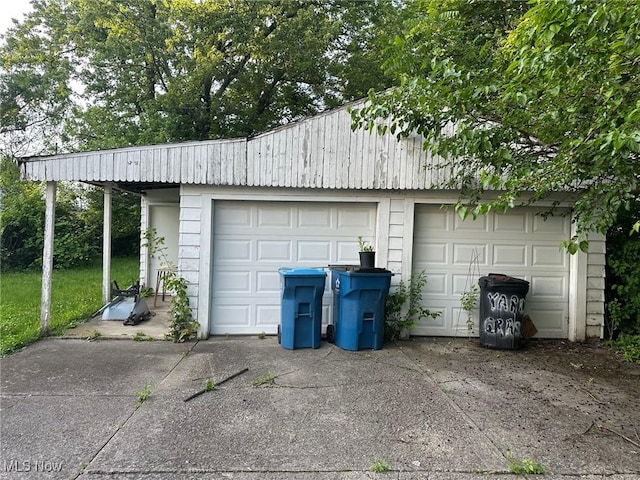 816 W 22nd St, Lorain, OH 44052 - view of detached garage