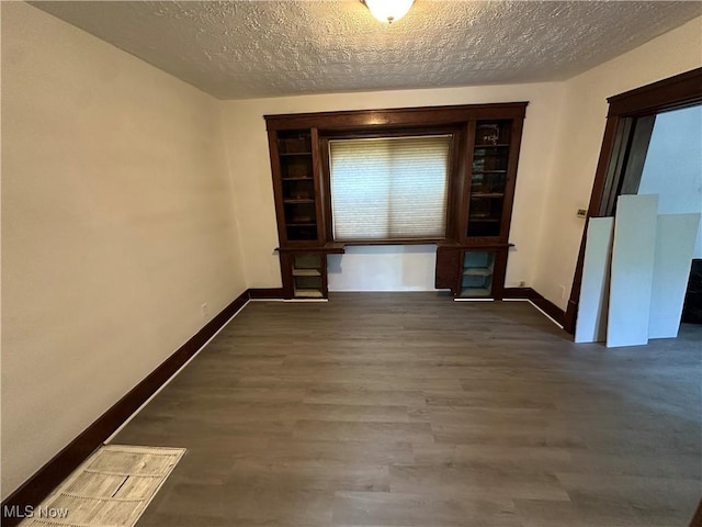 841 Kling St, Akron, OH 44311 - unfurnished room with a textured ceiling and wood finished floors