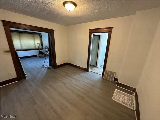 841 Kling St, Akron, OH 44311 - unfurnished room with wood finished floors and a textured ceiling
