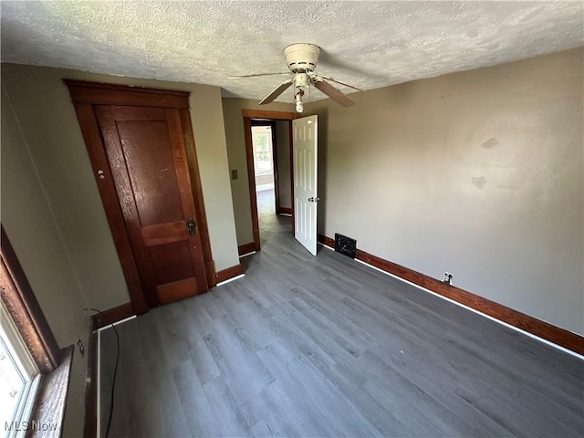 841 Kling St, Akron, OH 44311 - unfurnished room with ceiling fan, wood finished floors, and a textured ceiling