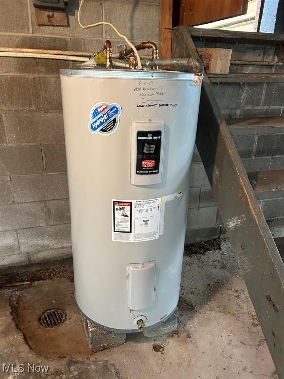 14260 Canaan Center Rd, Creston, OH 44217 - utility room with water heater