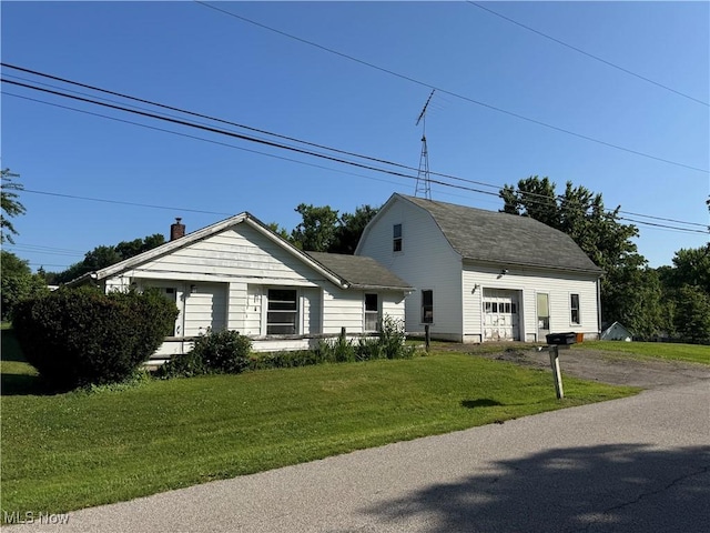 7138 Jefferson Rd, Ashtabula, OH 44004 - view of front facade featuring dirt driveway and a front lawn