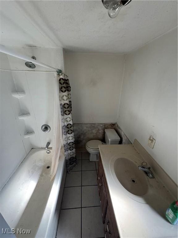 7138 Jefferson Rd, Ashtabula, OH 44004 - bathroom with tile patterned flooring, vanity, shower / tub combo, and a textured ceiling