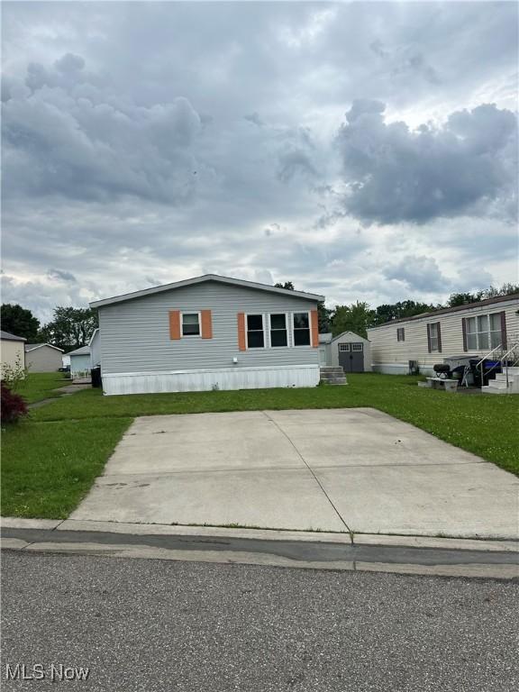 1040 S Sagamore Dr, Streetsboro, OH 44241 - manufactured / mobile home with a front lawn